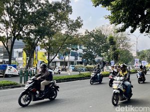 Duh! Spanduk Calon hingga Bendera Parpol Invasi Median Jalan Bandung Duh! Spanduk Calon hingga Bendera Parpol Invasi Median Jalan Bandung