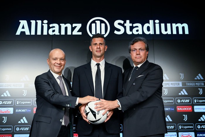 Thiago Motta TURIN, ITALY - JULY 18: Juventus head coach Thiago Motta with Maurizio Scanavino and Cristiano Giuntoli during the unveiling press conferenze at Allianz Stadium on July 18, 2024 in Turin, Italy. (Photo by Daniele Badolato - Juventus FC/Juventus FC via Getty Images)