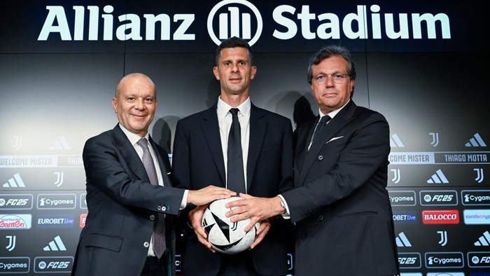 TURIN, ITALY - JULY 18: Juventus head coach Thiago Motta with Maurizio Scanavino and Cristiano Giuntoli during the unveiling press conferenze at Allianz Stadium on July 18, 2024 in Turin, Italy.  (Photo by Daniele Badolato - Juventus FC/Juventus FC via Getty Images)