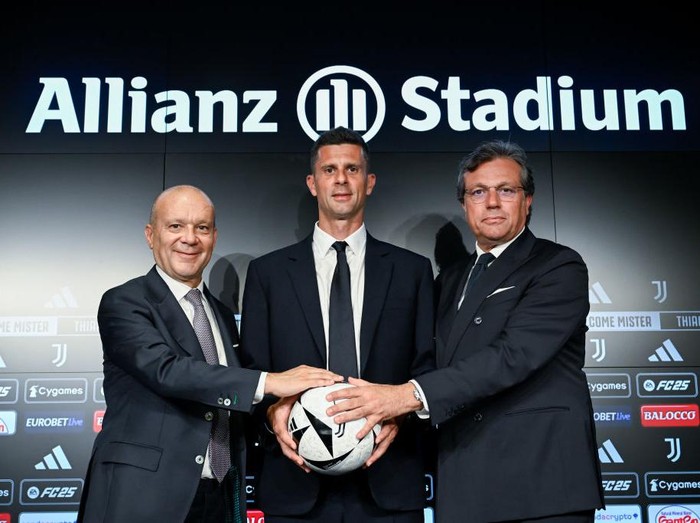 TURIN, ITALY - JULY 18: Juventus head coach Thiago Motta with Maurizio Scanavino and Cristiano Giuntoli during the unveiling press conferenze at Allianz Stadium on July 18, 2024 in Turin, Italy.  (Photo by Daniele Badolato - Juventus FC/Juventus FC via Getty Images)