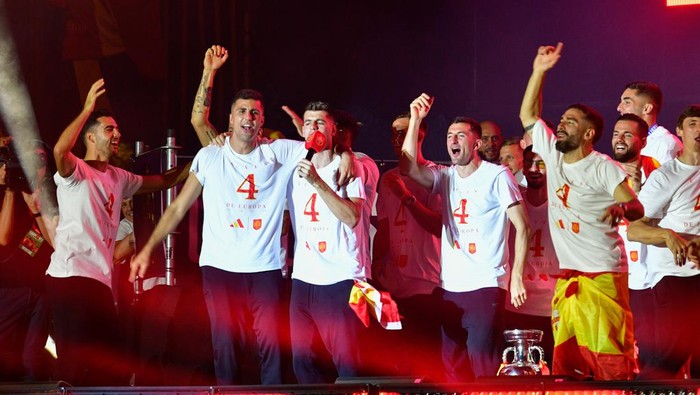 MADRID, SPAIN - JULY 16: Rodrigo, Alvaro Morata and Dani Carvajal during the celebration of the Spanish national soccer teams Eurocup victory, July 15, 2024, in Madrid, Spain. (Photo By Oscar Ortiz/Europa Press via Getty Images)