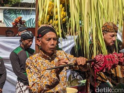 Melihat Upacara Adat Jamasan Pusaka Kiai Upas di Tulungagung