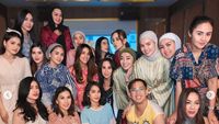 7 Foto Perayaan Ultah ke-43 Ussy Sulistiawaty, Pesta Sambil Pakai Daster
