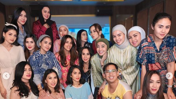 7 Foto Perayaan Ultah ke-43 Ussy Sulistiawaty, Pesta Sambil Pakai Daster