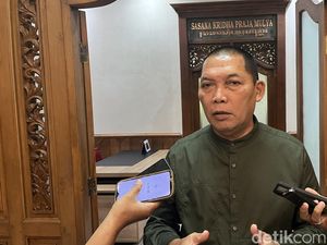 Cawalkot Solo Teguh Prakosa Dilaporkan ke Bawaslu soal Dugaan Bagi-bagi Uang Cawalkot Solo Teguh Prakosa Dilaporkan ke Bawaslu soal Dugaan Bagi-bagi Uang