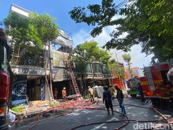 Kebakaran Toko Furniture di Kertajaya Padam, 3 Lantai Bangunan Ludes