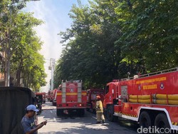10 Unit PMK Surabaya Terjun ke Lokasi Padamkan Toko Furniture Kertajaya