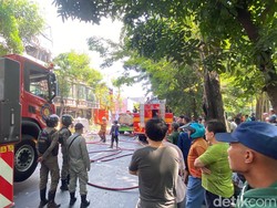 Jalan Kertajaya Ditutup Imbas Kebakaran Hebat Toko Furniture Sumber Rejeki