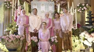 Senyum Aaliyah Didampingi 2 Ibu dan Digendong Mudjie Massaid Saat Siraman