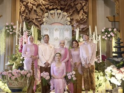 Senyum Aaliyah Didampingi 2 Ibu dan Digendong Mudjie Massaid Saat Siraman