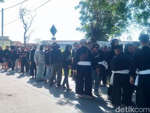 Ratusan Pesilat Klaten Laku Pepe di Lokasi Anggotanya Dibacok-Motor Dibakar Ratusan Pesilat Klaten Laku Pepe di Lokasi Anggotanya Dibacok-Motor Dibakar