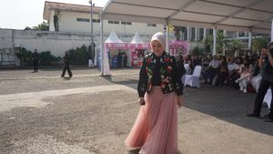 Gaya Atalia Praratya di Audisi Emeron Hijab Hunt 2024, Stylish Berjaket Bunga