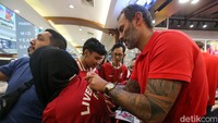 Patrik Berger pun langsung diserbu penggemarnya.