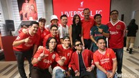 Mereka meminta tanda tangan dan foto bersama.