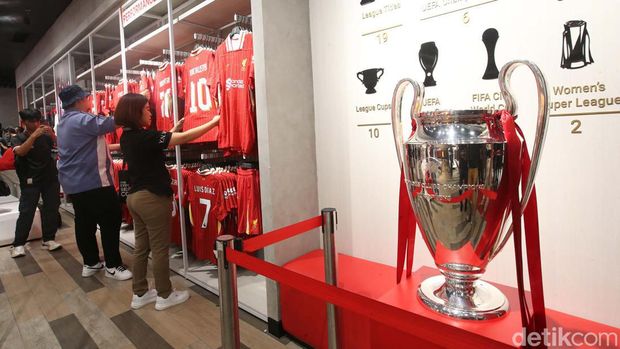 Legenda sepakbola Liverpool Patrik Berger mengunjungi Jakarta. Patrik Berger pun diserbu penggemar untuk berfoto dan minta tanda tangan.
