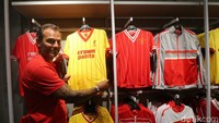 Beberapa artis Indonesia dan juga fans Liverpol tampak hadir di acara tersebut.