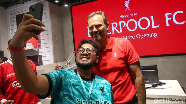 Legenda sepakbola Liverpool Patrik Berger mengunjungi Jakarta. Patrik Berger pun diserbu penggemar untuk berfoto dan minta tanda tangan.