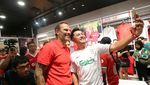 Berburu Tanda Tangan dan Foto Bersama Legenda Liverpool Patrik Berger