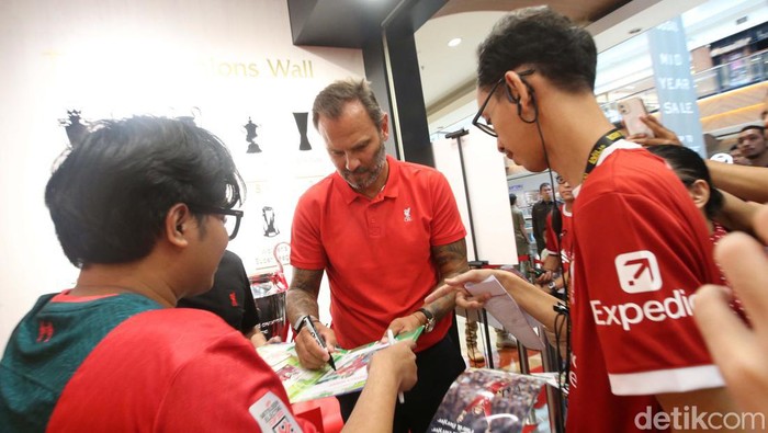 Berebut Tanda Tangan dan Foto Bersama Legenda Liverpool Legenda sepakbola Liverpool Patrik Berger mengunjungi Jakarta. Patrik Berger pun diserbu penggemar untuk berfoto dan minta tanda tangan.