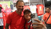 Legenda sepakbola Liverpool Patrik Berger mengunjungi Jakarta dan bertemu fans diPondok Indah Mall 2, Jakarta, Sabtu (20/7/2024).