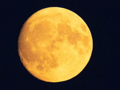 Buck Moon Hiasi Langit Polandia
