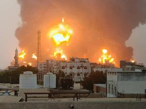 Penampakan Pelabuhan Yaman Terbakar Seusai Diserang Israel Penampakan Pelabuhan Yaman Terbakar Seusai Diserang Israel