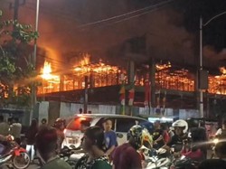 Gedung Swalayan Belum Tuntas Dibangun di Caruban Madiun Terbakar Hebat