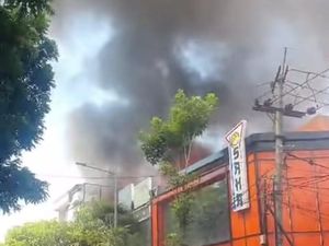 Toko Furniture di Jalan Kertajaya Surabaya Terbakar, Asap Membubung Tinggi Toko Furniture di Jalan Kertajaya Surabaya Terbakar, Asap Membubung Tinggi
