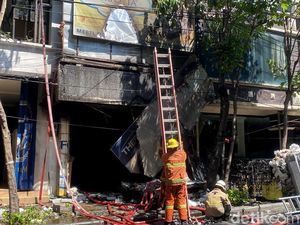 Kebakaran Toko Furniture di Surabaya