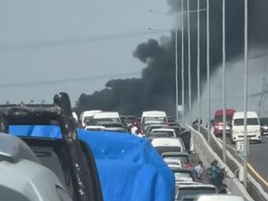 Mobil Terbakar di Tol MBZ Km 37 Arah Cikampek Dievakuasi, Lalin Masih Ditutup