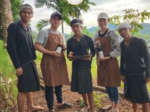 Kisah Mantan Atlet Badminton Menelusuri Hutan Baduy Demi Cari Madu Asli Kisah Mantan Atlet Badminton Menelusuri Hutan Baduy Demi Cari Madu Asli