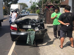 Sopir Mengantuk, Truk Tabrak Mobil hingga Ringsek di Jalan Denpasar-Gilimanuk