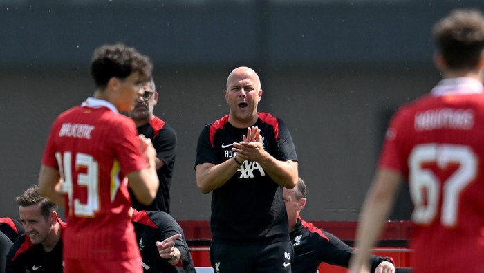 KIRKBY, ENGLAND - JULY 19: (THE SUN OUT, THE SUN ON SUNDAY OUT) Arne Slot head coach of Liverpool during a pre-season friendly match between Liverpool and Preston North End at AXA Training Centre on July 19, 2024 in Kirkby, England. (Photo by Andrew Powell/Liverpool FC via Getty Images)
