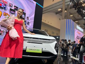 Cerita Luna Maya Beli Mobil Listrik Chery Omoda E5, Paling Suka Harganya!