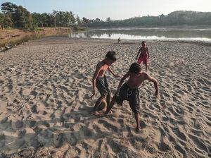 Duh! Debit Air Sungai Batanghari Menyusut Duh! Debit Air Sungai Batanghari Menyusut