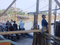 Perahu Eretan di Kali Cagak Jakut Jadi Andalan Warga untuk Hindari Macet