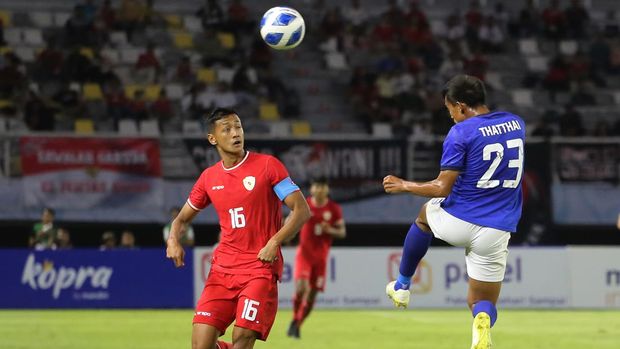 Pesepak bola Timnas Indonesia Dony Tri Pamungkas (kiri) berebut bola dengan pesepak bola Timnas Kamboja Phoeuk Thatthai (kanan) pada pertandingan penyisihan Grup A Piala ASEAN U-19 Boys Championship atau AFF U-19 di Stadion Gelora Bung Tomo, Surabaya, Jawa Timur, Sabtu (20/7/2024). ANTARA FOTO/Moch Asim/