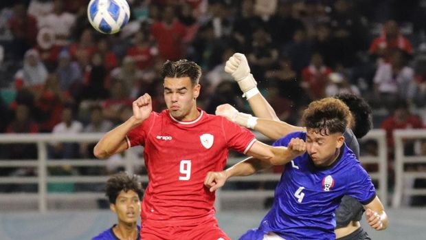 Pesepak bola Timnas Indonesia Jens Raven (9) berebut bola di udara dengan pesepak bola Timnas Kamboja Em Chhumsideth (4) dalam pertandingan penyisihan Grup A Piala ASEAN U-19 Boys Championship atau AFF U-19 di Stadion Gelora Bung Tomo, Surabaya, Jawa Timur, Sabtu (20/7/2024). ANTARA FOTO/Rizal Hanafi/sgd/tom.