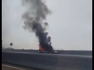 Penampakan Mobil Terbakar di Tol MBZ Arah Cikampek Penampakan Mobil Terbakar di Tol MBZ Arah Cikampek