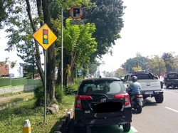 Mobil Parkir Sembarangan di Pinggir Jalan Bogor, Dishub Turun Tangan