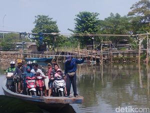 Senangnya Warga Ada Perahu Eretan di Kali Cagak Jakut: Hemat Waktu-Bensin
