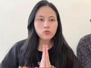 Seleb Tiktok Ayu Sinjai Minta Maaf Atas Konten Sunroof Mobil di Suramadu Seleb Tiktok Ayu Sinjai Minta Maaf Atas Konten Sunroof Mobil di Suramadu