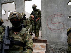 Tentara Ekuador Buru Geng Narkoba Perampas Rumah Warga