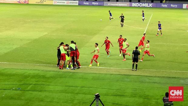 Bek Timnas Indonesia U-19 Kadek Arel berselebrasi usai bobol gawang Kamboja di Piala AFF U-19 2024.