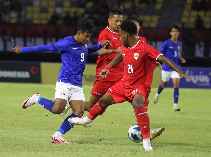 Pesepak bola Timnas Indonesia Kadek Arel Priyatna (4) berselebrasi usai mencetak gol ke gawang Timnas Kamboja dalam pertandingan penyisihan Grup A Piala ASEAN U-19 Boys Championship atau AFF U-19 di Stadion Gelora Bung Tomo, Surabaya, Jawa Timur, Sabtu (20/7/2024). ANTARA FOTO/Rizal Hanafi/sgd/tom.
