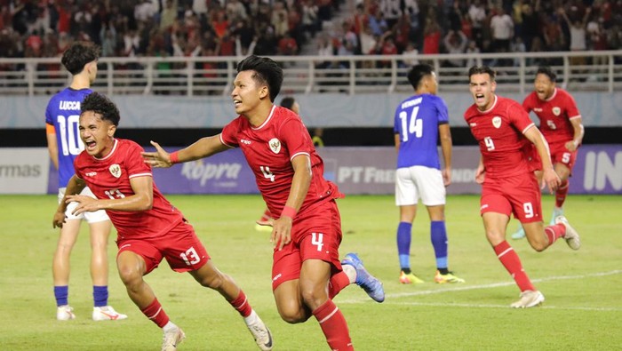 Pesepak bola Timnas Indonesia Kadek Arel Priyatna (4) berselebrasi usai mencetak gol ke gawang Timnas Kamboja dalam pertandingan penyisihan Grup A Piala ASEAN U-19 Boys Championship atau AFF U-19 di Stadion Gelora Bung Tomo, Surabaya, Jawa Timur, Sabtu (20/7/2024). ANTARA FOTO/Rizal Hanafi/sgd/tom.