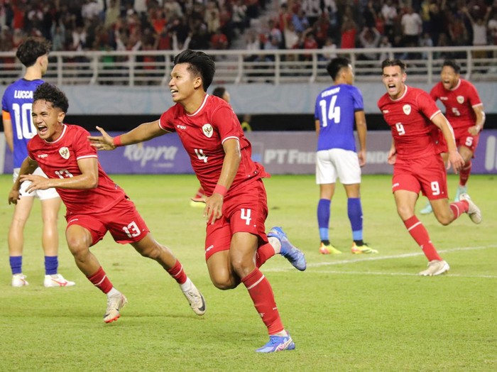 Pesepak bola Timnas Indonesia Kadek Arel Priyatna (4) berselebrasi usai mencetak gol ke gawang Timnas Kamboja dalam pertandingan penyisihan Grup A Piala ASEAN U-19 Boys Championship atau AFF U-19 di Stadion Gelora Bung Tomo, Surabaya, Jawa Timur, Sabtu (20/7/2024). ANTARA FOTO/Rizal Hanafi/sgd/tom.