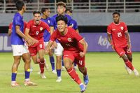 Pesepak bola Timnas Indonesia Kadek Arel Priyatna (4) berselebrasi usai mencetak gol ke gawang Timnas Kamboja dalam pertandingan penyisihan Grup A Piala ASEAN U-19 Boys Championship atau AFF U-19 di Stadion Gelora Bung Tomo, Surabaya, Jawa Timur, Sabtu (20/7/2024). ANTARA FOTO/Rizal Hanafi/sgd/tom.