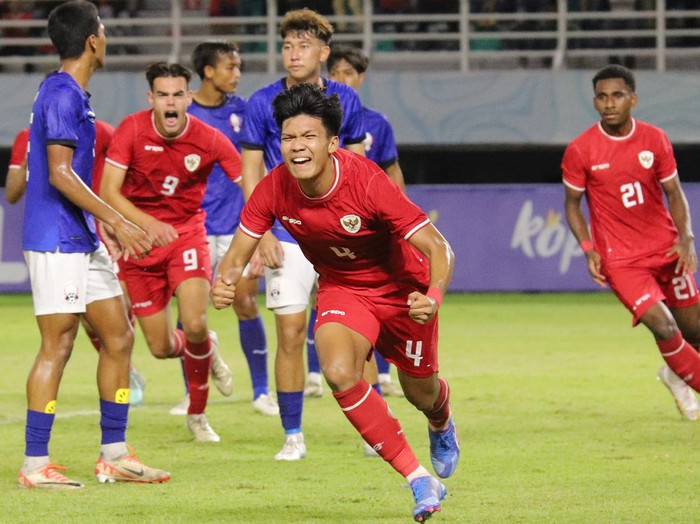 Pesepak bola Timnas Indonesia Kadek Arel Priyatna (4) berselebrasi usai mencetak gol ke gawang Timnas Kamboja dalam pertandingan penyisihan Grup A Piala ASEAN U-19 Boys Championship atau AFF U-19 di Stadion Gelora Bung Tomo, Surabaya, Jawa Timur, Sabtu (20/7/2024). ANTARA FOTO/Rizal Hanafi/sgd/tom.
