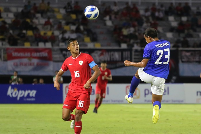 Pesepak bola Timnas Indonesia Kadek Arel Priyatna (4) berselebrasi usai mencetak gol ke gawang Timnas Kamboja dalam pertandingan penyisihan Grup A Piala ASEAN U-19 Boys Championship atau AFF U-19 di Stadion Gelora Bung Tomo, Surabaya, Jawa Timur, Sabtu (20/7/2024). ANTARA FOTO/Rizal Hanafi/sgd/tom.